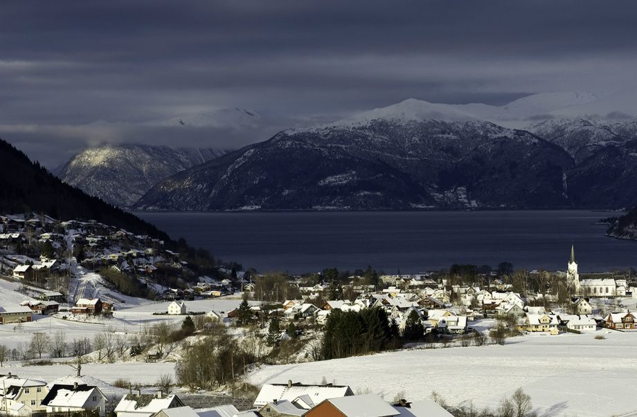 Vik kyrkje i vintersol - Vik church in vinter sun
