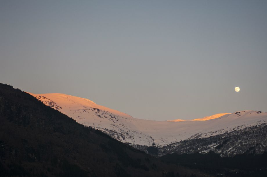 Måne over Rambera til venstre  i Vik. Ser litt av Numestolane under månen i sollys og Hjorthaugrana i skuggen under der igjen
The moon over Rambera and Numestolane in Vik