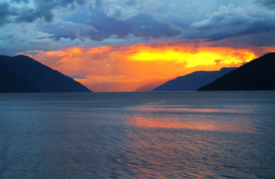 Solnedgang ved Sognefjorden - Sunset at the Sognefjord
Foto-