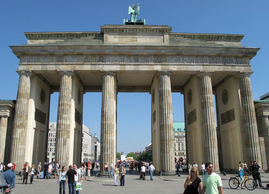 Grete og Brita foran Brandenburger Tor ( eller var det monumentet for 