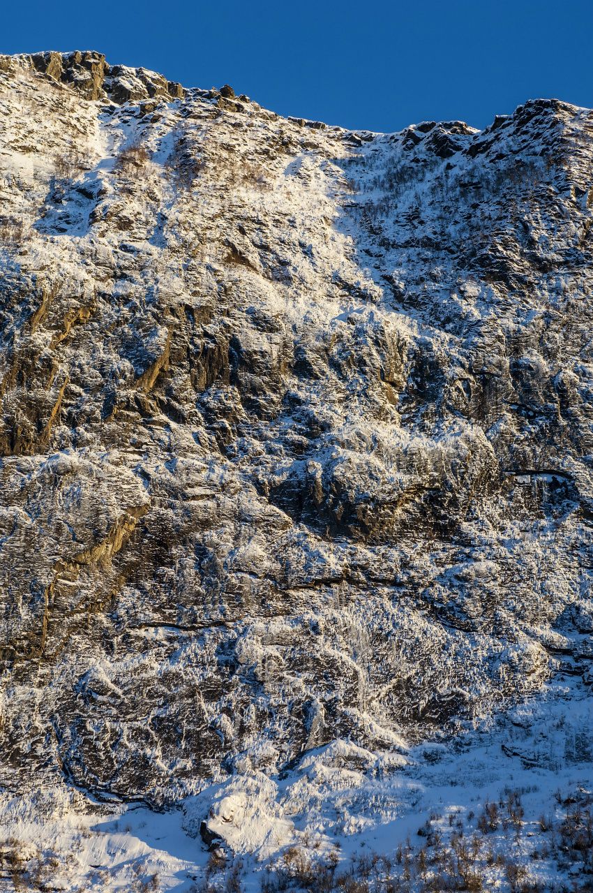 Snø og iskledde Gråberget i ettermiddagssol - The snow and icy mountain Gråberget in afternoon sun