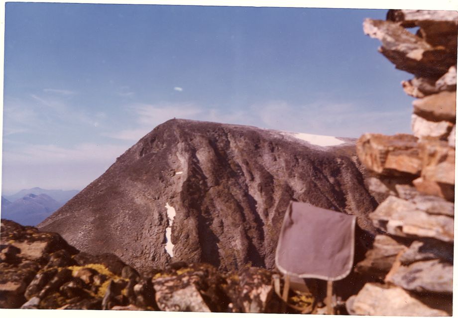 Utsikt frå Kupenibba (1779 moh) over til Torvløysa (1851 moh). Torvløysa reknast som det høgste fjellet på Sunnmøre når ein ser bort frå nokre grensefjell, til dømes Pyttegga og Karitind :) Skal ein ha ein ekstra tøff tur er det fullt mogleg å gå på både Kupenibba og Torvløysa på same turen, gå ned egga frå Kupenibba og opp skråninga vi ser til venstre for Torvløysa toppen. Det er ein mykje meir vanleg tur å gå på Torvløysa enn på Kupenibba. Då er den vanlege vegen frå Herdalen at ein kjem over snøen til høgre for toppen på Torvløysa - og ikkje over Kupebreen.