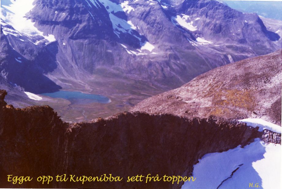 Egga opp til Kupenibba. Ein kjem opp frå breen heilt i høgre biletkant. Vi ser ned i Dyrdalen på andre sida, Litlevatnet og fjella Skårene.- The edge towards the top, coming up on the snow on the right side and then folloving the edge. Not difficult but a bit airy