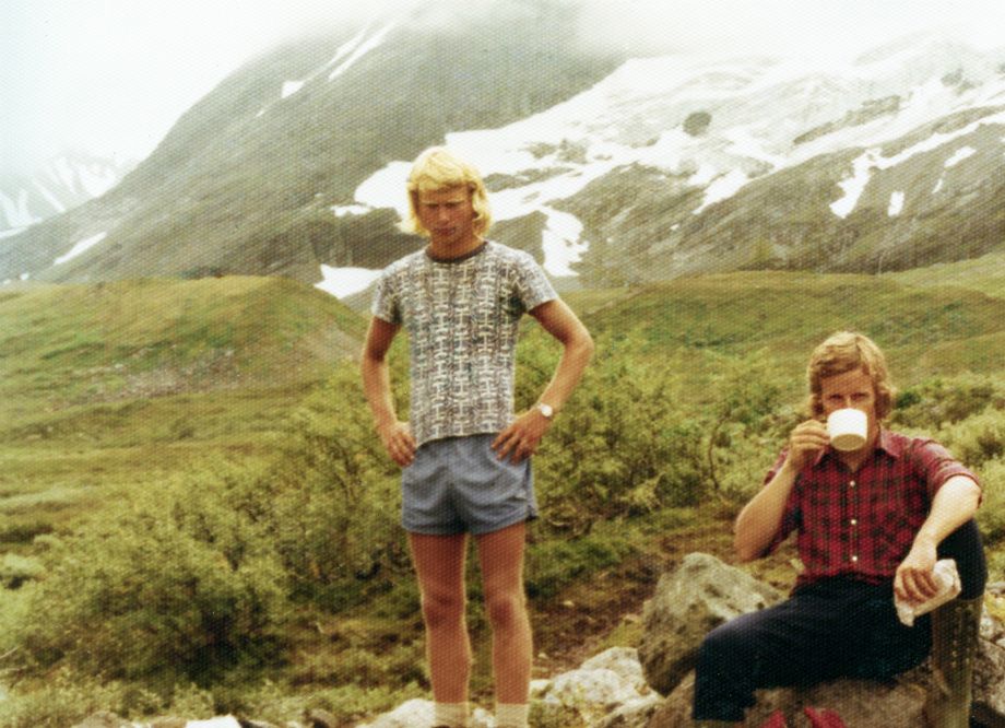 Olav Grønningsæter og Helge Marius Grønningsæter rastar litt før Storvatnet. Ser litt av Storvasshorn  stig opp bak - Last break before the start on Storvasshorn in the background