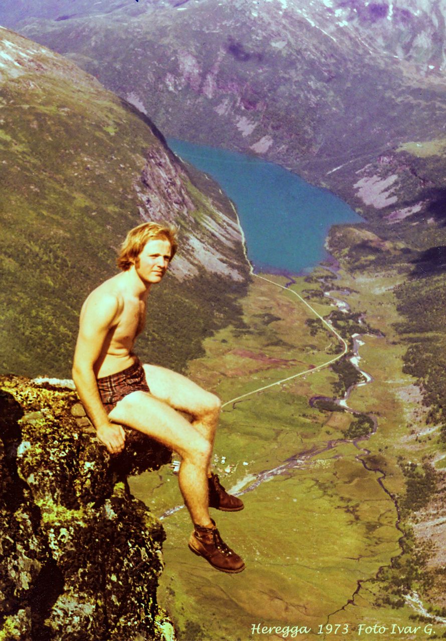 Luftig utsikt frå Heregga (1557 meter), Norddal 1973. Herdalssetra under leggane mine(Helge Grønningsæter)
Airy view from Heregga, Norddal in year 1973. The Herdal summer mountain pasture under my legs
Foto Ivar Grønningsæter 