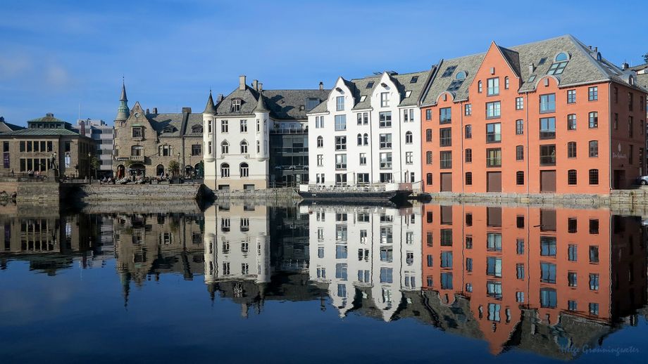Brosundet i Ålesund i kjent Jugend stil. Min føde-og favorittby!