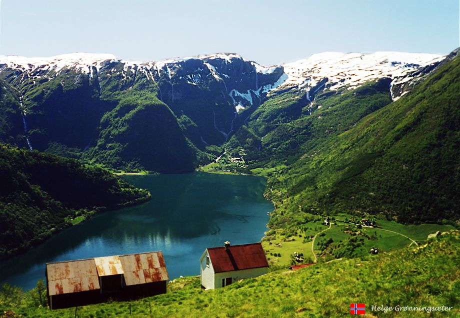 Garden Bungum i Vik. Indrefjorden, ein arm av Sognefjorden, bak. Vakkert! - The little farm Bungum in Vik. The Indrefjord, an arm of the Sognefjord, in the background. Beautiful!
Foto-
