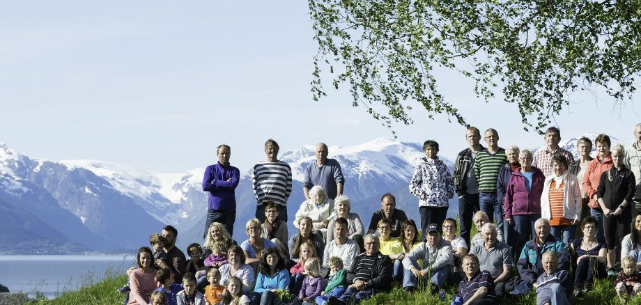 Folk frå Hove og Voll på Storehaugen, den største gravhaugen på Moahaugane 16.juni 2015. Kjem i tillegg foto av dei på Voll og dei på Hove kvar for seg.