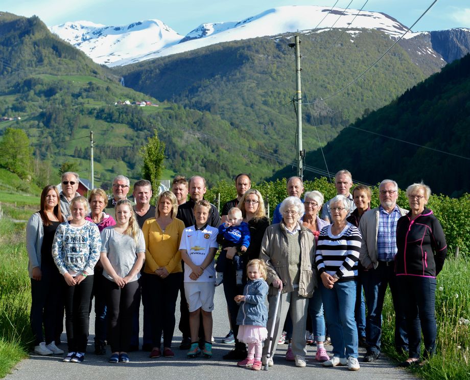 Folk på Stadheim i Vik 17.juni 2015. Namn kjem seinare.