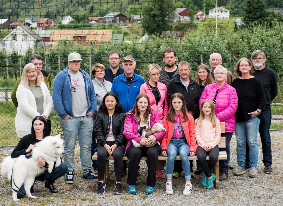 Fresvik, foto ved skulen 2017