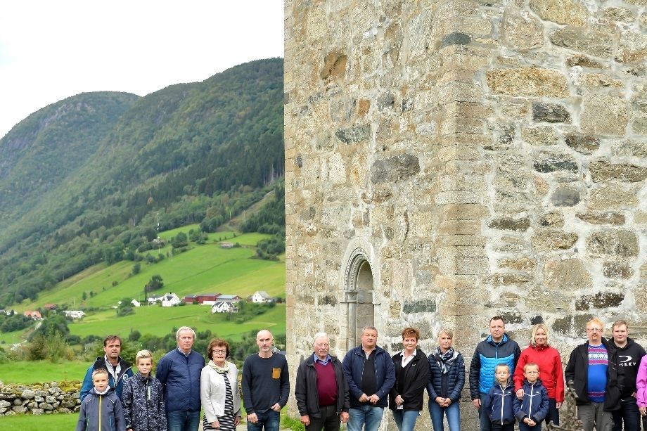 Grendafoto ved Hove steinkyrkje, folk frå fleire grender nr 1 - 2017 (jpg fil)