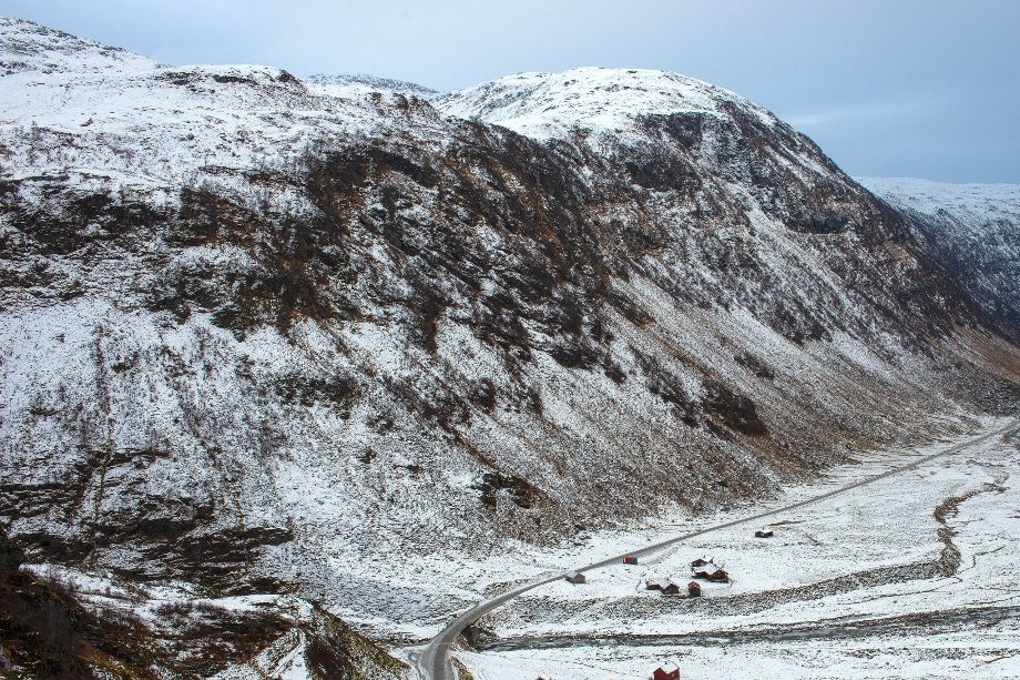 Hola og Kvassdalen der Vikafjellet startar fra sørsida (Vossesida), opp Hole-svingane der fotografen står og videre nordover mot Vik i Sogn