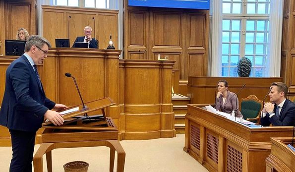Í desember avloysti eg Edmund Joensen á fólkatingi.