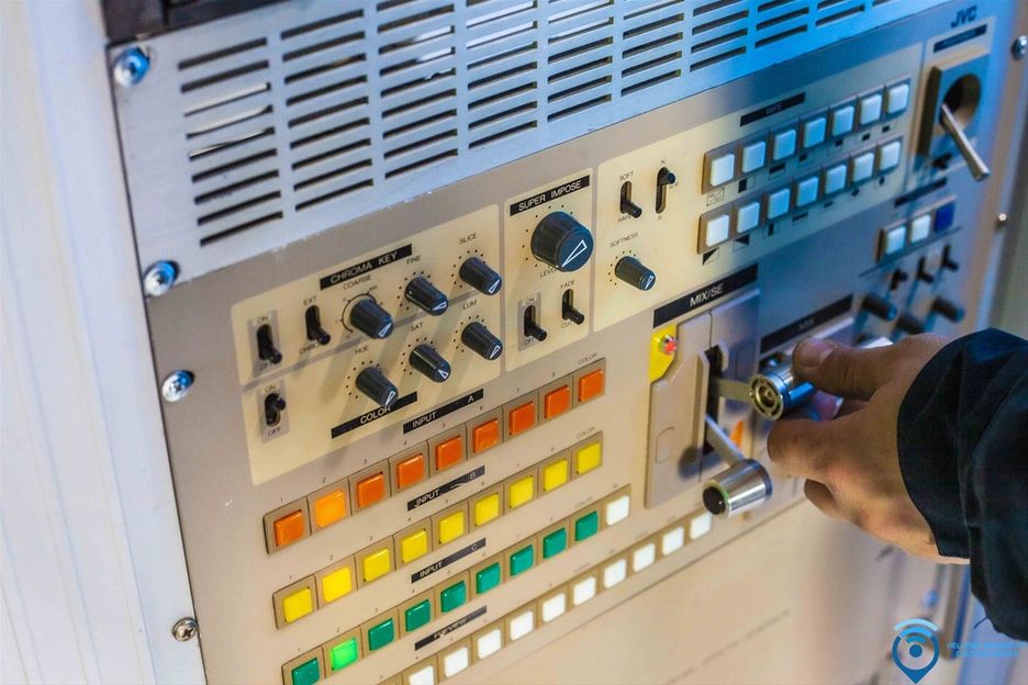 JVC KM 2000 composite video mixer. 
Information
Analogue composite video mixer
8 main video inputs
3 main video outputs
genlockable (to composite video, or using all the various sync signals from an external SPG ) or self-contained from it's own internal SPG
3 blackburst outputs
three program buses ...