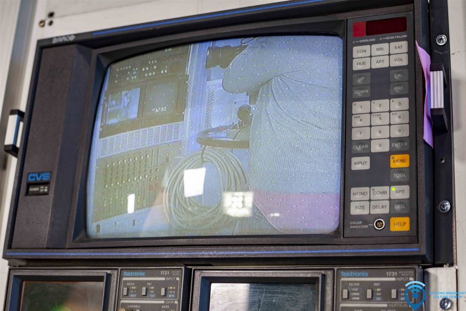 Broadcast monitor 14" BARCO CVS-37 With cross pulse, underscan, safe title, safeaction, produces color bar and test pattern.NTSC - PAL option available.NBC

Accept 3 inputs (RGB, Composite) so we use for the graphic PC and for the "Programm Air".
