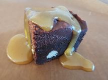 Hasselnötsbrownie med kolasås  17kr/st