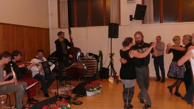 Stina og jeg danser ved et forsamlingshusarrangement til musik ved Kristian Bugge og Peter Eget m.fl.