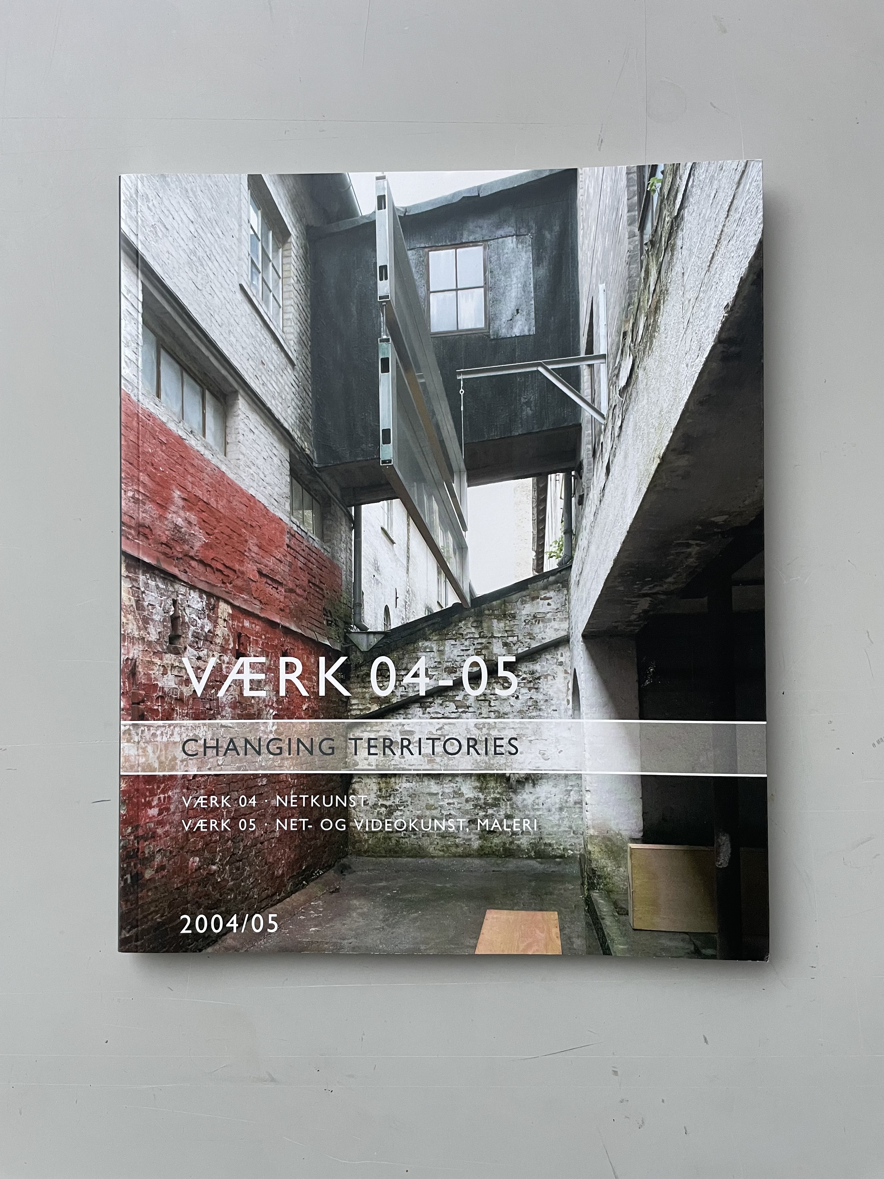 'VÆRK' udstillingskatalog 2004/05