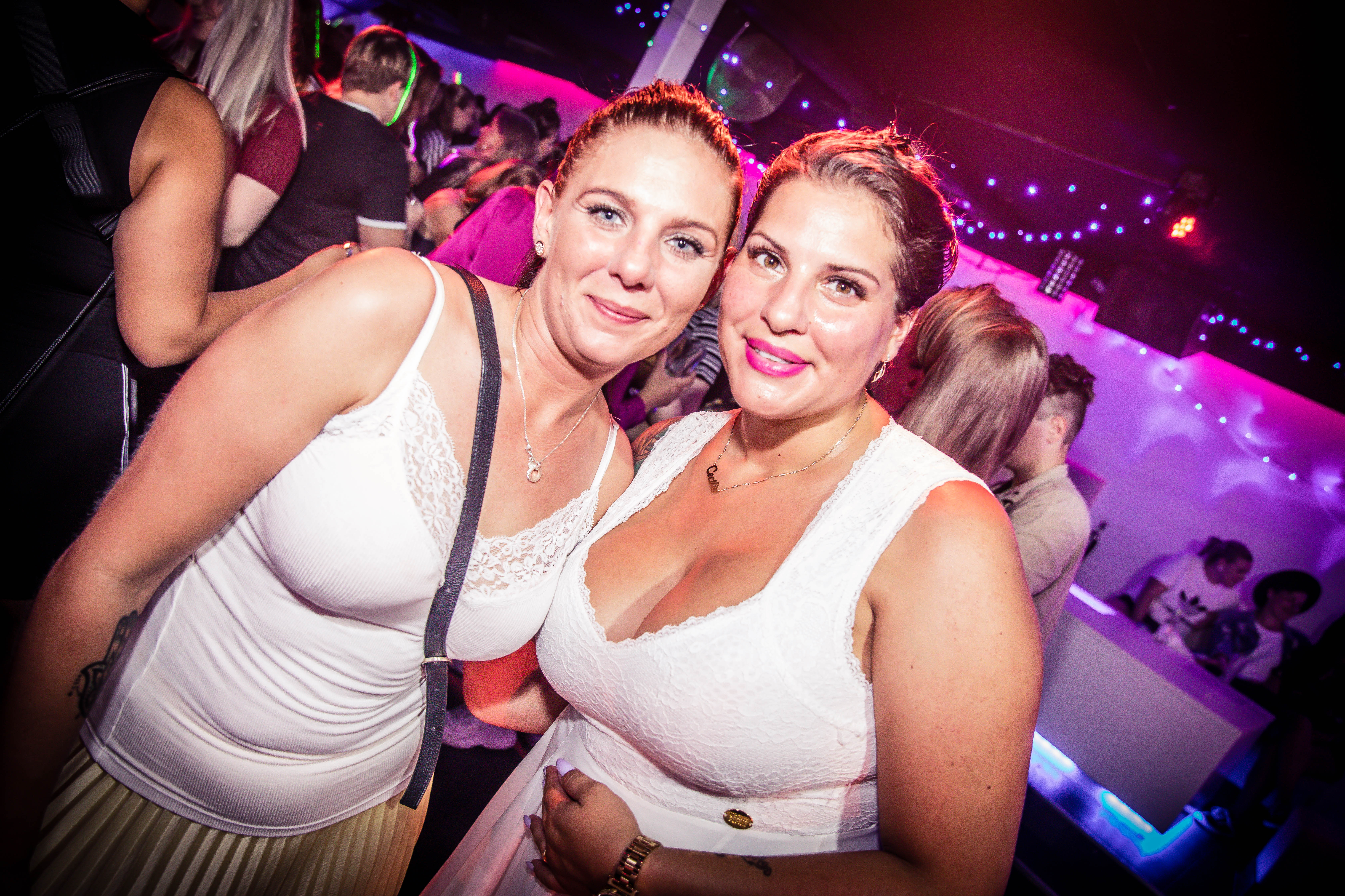 Ular navbatma-navbat kvartirada sikishadi