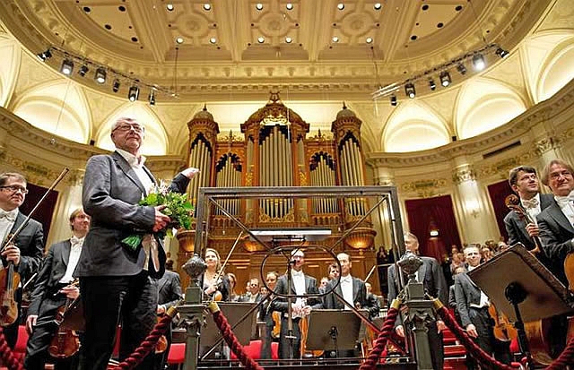 Bloemen voor Louis Andriessen na de première van 'Mysteriën'