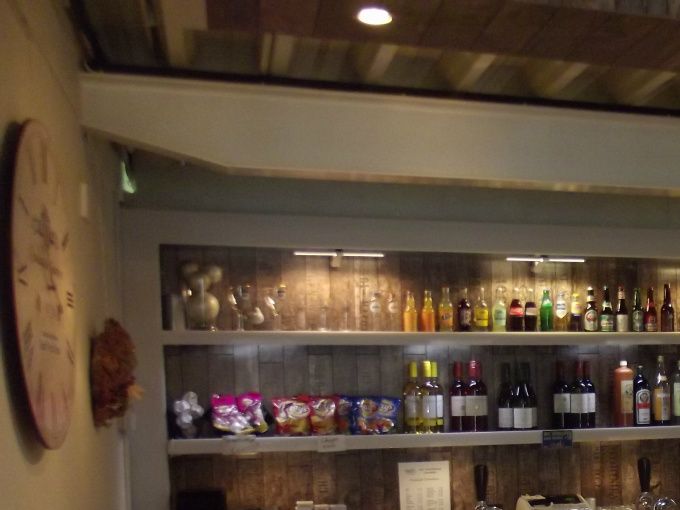 De bar in de hal.