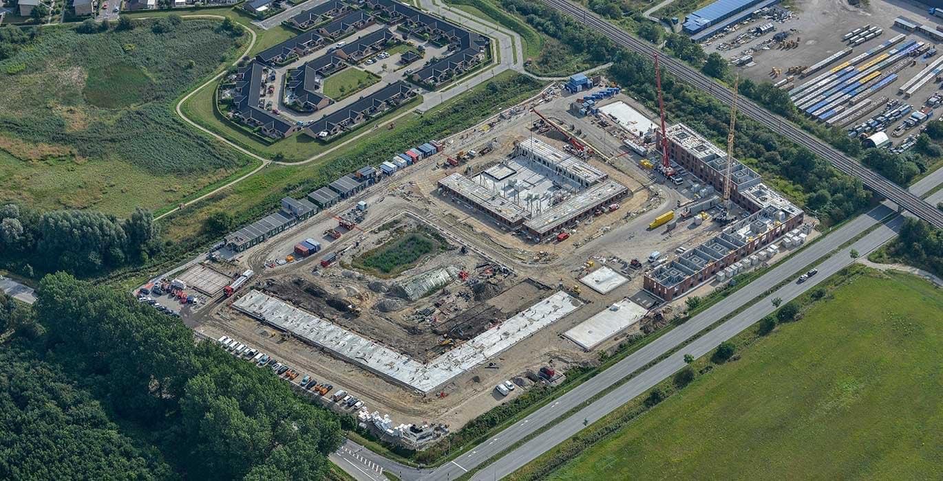 Luftfoto d. 24./8.-21 fra byggeriets spæde start.