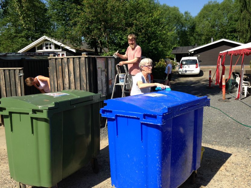 Else er i gang med at vaske containerne.
