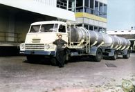 011 - Maasdam De Combinatie DAF - DO met opzettank en aanhanger Kent. 