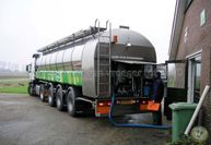 007 - RMO - VOF Otjes transport Volvo trekker met 3 asser opl campina 