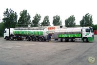 014 - Overpompen RMO Mercedes Actros en Volvo met 3 asser tanloplegger