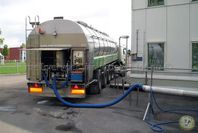 042 - RMO MAN trekker met 3asser tankoplegger campina lossen bij Farm 