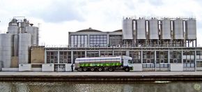 103 - RMO DAF CF  met 3 as oplegger  campina melkontvangst Eindhoven #