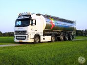 009- Volvo FW 440 trekker kent BV-ZF-08 met 3 as FrieslandCampina ople