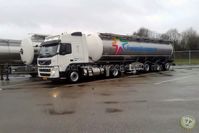 038 - RMO FrieslandCampina  Volvo trekker met 3 as oplegger  Bidon #