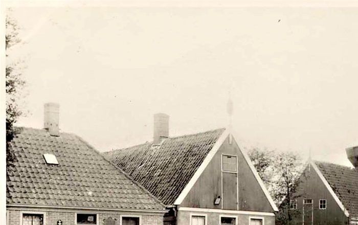 Foto 1: De Niedorper schutsluis met brug uit 1915 
Voordat de Grote Waard in 1631 droogviel, waren er twee mogelijkheden om met de boot op dat meer te komen. Via een overtoom of overhaal of via een schutsluis. Een overhaal was een op een dijk geplaatste lier met aan weerszijden een schuine helling. Hiermee werden boten met en kabel over de dijk getrokken. Ze stonden op verschillende plaatsen rondom de Waard. Een schutsluis was aanvankelijk een houten constructie, later van baksteen, waar je met een boot invoer en na het openen van de sluisdeuren het meer op kon varen. Er was er een bij Noord Scharwoude en een bij Oude Niedorp. Zo’n schutsluis werd indertijd ‘verlaat’ genoemd. En nog steeds heet de plaats waar de sluis van Oude Niedorp heeft gelegen het Verlaat.  
