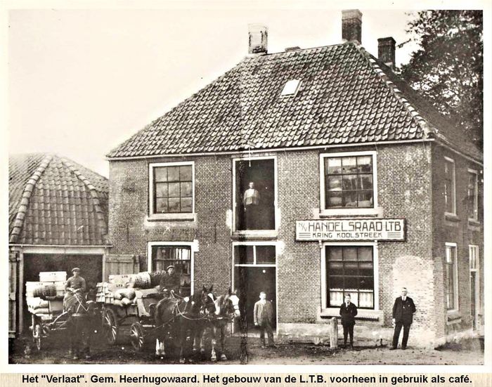 Foto 2: Foto uit 1920: Verlaat 46 en 48: 
Recht tegenover dat Oude Niedorper sluisje, aan de kant van Heerhugowaard, werd een van de eerste herbergen neergezet.  
Volgens overlevering het oudste pand in de gemeente Heerhugowaard. Het pand staat op de gemeentelijke monumentenlijst. Het pand heeft meerdere functies gehad in de loop der tijd, polderhuis, café, herberg, handelshuis van de toenmalige LTB en woning. In de jaren ‘60 en ‘70 van de vorige eeuw werd het monumentale huis in tweeën bewoond door de familie Jong en De Dood. Jan Jong sr. en Jan de Dood sr. waren als vertegenwoordiger in dienst bij genoemde LTB. Thans is de woning nog in tweeën bewoond en eigendom van C. Grootjes. 
