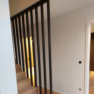 Metalen ballustrade met houten trap