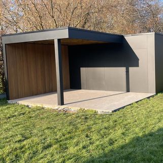 Metalen overkapping met hout in tuin