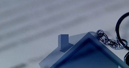 Sorglose und Risikofreie Vermittlung zu Top Konditionen - Wir arbeiten ausschliesslich auf Erfolgsbasis.Immobilie verkaufen: privat oder mit Makler? Das liegt in der Natur der Sache – ein Immobilienverkauf ist mit erheblichen Zeit- und Kostenaufwand verbunden. Das sollte bei der Entscheidung, mit oder ohne Makler zu verkaufen, immer mit in Ihre Überlegungen einfliessen. Insbesondere diese wichtigen Aspekte des Verkaufs stellen Privatpersonen ohne entsprechende Erfahrungen oder Kenntnisse öfter vor Probleme:    aussagekräftiges, attraktives Bildmaterial professionelles Exposé, zugeschnitten auf die Interessenten Finanzierungsfragen der Käuferschaft Bonitätsprüfung der Interessenten Rechtsfragen rund um den Verkauf passende Vermarktungswege finden und verfolgen Besichtigungsmanagement und Herrichten der Immobilie für Besucher   Selbstverständlich können Sie eine ﻿Immobilie vollständig in Eigenregie veräussern﻿. Gerade wenn Sie Erfahrungen oder die nötige Zeit haben, kann es sich lohnen. Der Vorteil, einen erfahrenen Makler hinzuzuziehen, liegt vor allem darin, dass Sie damit einen Profi auf diesem Gebiet „ins Team“ holen.