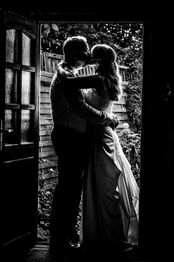 Hochzeit-brautpaar-kuesst-sich-Hochzeitspaar-Hanau-Fotograf-Fotografin