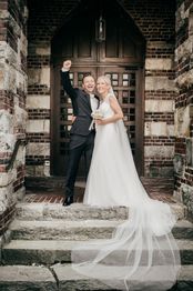 Hochzeit-nach-der-trauung-bräutigam-jubelt-brautpaar-vor-der-kirche-f