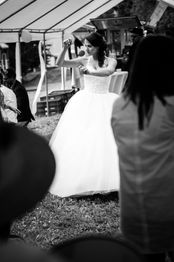 Hochzeit_hochzeitsfeier-Hochzeitsfotografin-fotograf-braut-tanzt-livem