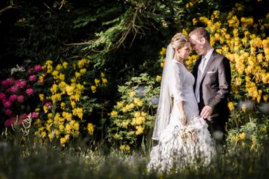 hochzeit-hochzeitsfotos-brautpaar-auf-blumenwiese-kurpark-bad-homburg-