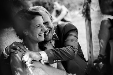 simone-willenborg-Hochzeitsfotografie-Brautpaar-freie-trauung-lachend-