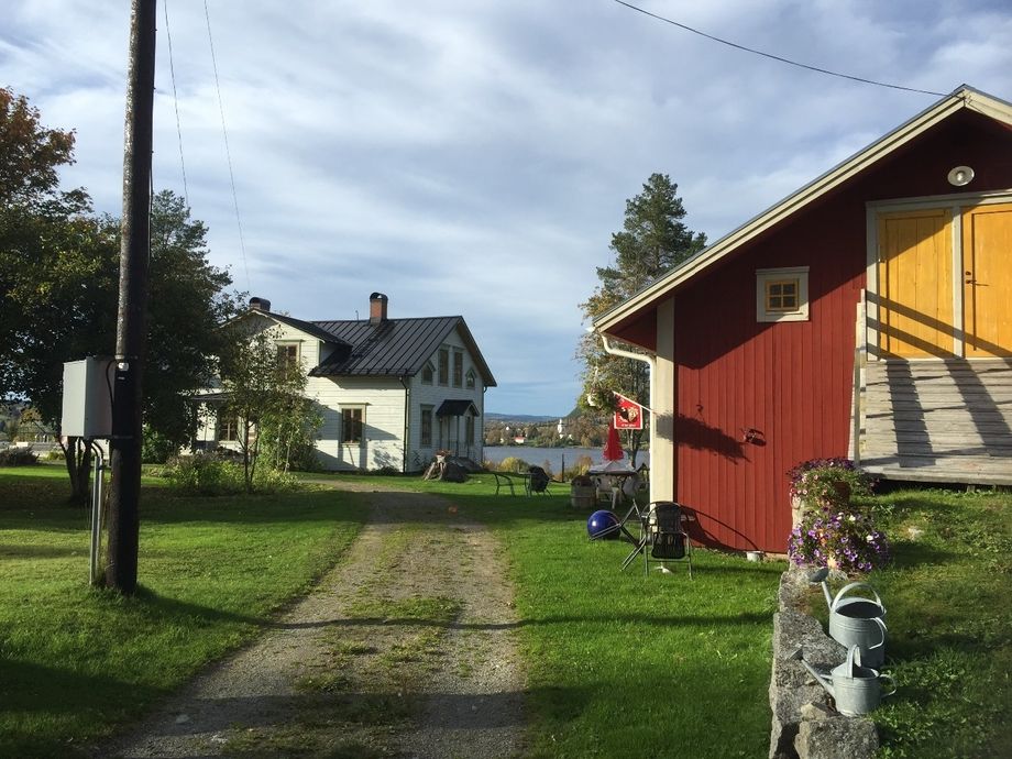 Till höger Värdshus/café rakt fram vårt boningshus 