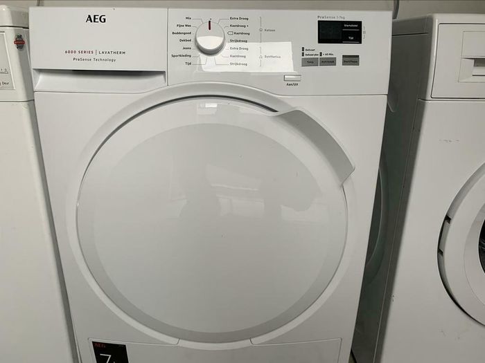 Deze prachtige nog zo goed als Nieuw,Nieuwste Model Jong,Luxe,mooi en modern prima werkende AEG 6000 Serie ProSense Condensdroger,wordt u aangeboden met garantie.Bezorgen en aansluiten is mogelijk.

Nieuwste Model nog zo goed als Nieuw,prachtige prima werkende mooi en modern Jong,Luxe AEG 6000 Serie ProSense Condensdroger.

Betreft Nieuwste Model van AEG 6000 Serie ProSense Technology.

In Absolute Perfecte staat.Foto´s spreken voor zich.

Wie op zoek is naar een zo goed als Nieuw,Nieuwste Model Jong AEG Condensdroger,dan is dit de perfecte droger.

Prachtige AEG 6000 Serie met o.a.:

-Digitale Multi Display
-Start Uitstel(voor de nacht stroom)
-ProTex Trommel
-ProSense Technology
-Volautomatisch
-Tijd Programma
-Dekbed
-Beddengoed
-Mix
-Kastdroog Plus
-Kastdroog
-Extra Droog
-Strijk droog
-Delicaat
-Delicaat Plus
-enz...


Productbeschrijving:

De AEG 6000 Serie ProSense Condensdroger heeft een vulgewicht van 7 kg. Doormiddel van startuitstel bepaal je zelf wanneer het wasgoed gedroogd moet worden. De speciale kleding beschermende ProTex-trommel draait in beide richtingen waardoor je kleding minder kreukt en beschermd wordt. Door de ProSense-technologie worden de droogtijd en het energiegebruik aan je was aangepast. Zo wordt er niet overmatig gedroogd en blijft je kleding mooi. Deze wasdroger heeft een omkeerbare deur en een handvat dat op vier verschillende posities gemonteerd kan worden. Zo kun je altijd gemakkelijk bij je was, waar je de droger ook installeert.

Voordelen AEG 6000 Serie:

Omkeerbare deur, plaats de deur zoals jij dat wilt
ProSense® met de afgestemde droogprogramma’s bespaar je tijd en energie
ProTex-trommel, speciaal ontworpen trommel voor optimale bescherming van je kleding

ProSense technologie:

Beste bescherming voor je kleding
Deze AEG Condensdroger beschikt over de ProSense technologie. Met geavanceerde vochtigheids- en temperatuursensoren worden de droogtijd en het energieverbruik aangepast aan de hoeveelheid wasgoed. Zo wordt ervoor gezorgd dat je droogprogramma niet langer duurt dan nodig is en er niet overmatig wordt gedroogd. Dit bespaart tijd en energie. Je kleding wordt iedere keer weer efficiënt gedroogd, constant gecontroleerd en goed verzorgd.

ProTex-trommel, de beste bescherming voor je kleding
De AEG 6000 Serie heeft een geavanceerde ProTex-trommel. Deze trommel is speciaal ontworpen om kleding te verzorgen. De ProTex-trommel draait in beide richtingen en zorgt voor de meest efficiënte luchtstroom. Dit voorkomt dat kleding in de knoop raakt en erg kreukt. Zo worden kledingstukken gelijkmatig gedroogd en
kreuken ze minder.

Omkeerbare deur, voor een optimale toegang
Deze droger heeft een omkeerbare deur. Dat wil zeggen dat het scharnier van de deur zowel links als rechts bevestigd kan worden. Daarnaast kan het handvat op vier verschillende posities worden gemonteerd. Zo kun je altijd goed bij je was, waar je de droger ook installeert.

Startuitstel, jij kiest het beste moment om te drogen
Met de functie 'Startuitstel' kun je drogen wanneer het jou uitkomt. Je stelt de starttijd zelf in zodat het droogprogramma begint wanneer jij dat wilt.

Het betreft een zo goed als Nieuw,Nieuwste Model Jong,mooi en modern Luxe AEG 6000 Serie ProSense Technology Condensdroger.

Wordt afgeleverd met garantie.

Bezorgen en aansluiten is mogelijk.

Prijs 275 euro.