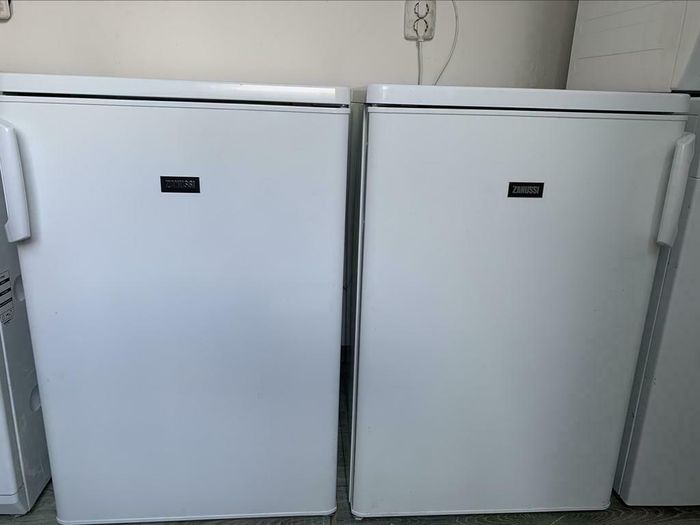In zeer nette staat prachtige prima werkende mooi en modern jong Zanussi TafelModel Koelkast Klasse A+.

Betreft een zo goed als Nieuw,prima werkende Zanussi TafelModel Koelkast Klasse A+.

Productbeschrijving:

Deze compacte Zanussi tafelmodel koelkast zet je overal in huis gemakkelijk neer. Met een breedte van 55 cm en een hoogte van 85 cm is dit ook een ideale koelkast voor bijvoorbeeld op de camping of op je studentenkamer. De inhoud van deze koelkast is 150 liter en hij is voorzien van legplateaus, een groentenlade en flessenhouders in de deur om je boodschappen makkelijk in te delen. Daarnaast is hij met een geluidsniveau van 38dB ook nog eens erg stil.

Pluspunten:

-De koelkast is gemakkelijk schoon te maken
-Met een geluidsniveau van 38 dB zeer stil
-Legplateaus zijn voorzien van veiligheidsglas
-Dankzij de Space+ technologie beschikt deze koelkast over extra opslag capaciteit

Extra ruimte voor je producten:

Dankzij de Space+ koelkast beschik je over extra opslagruimte door het gebruik van innovatieve isolatiematerialen, zodat je meer voedsel kunt bewaren en minder vaak boodschappen hoeft te doen.

Eenvoudige bediening

Gemakkelijk en snel schoon
Het is belangrijk om een koelkast schoon te houden. Bij deze koelkast gaat dit snel en gemakkelijk dankzij de eenvoudig verwijderbare legplanken en deurbakjes. Je kan ze er gewoon uittrekken en kan ze zonder moeite weer terugplaatsen als je klaar bent.

Veilig opbergen van zware producten
Elk legplateau in deze koelkast is gemaakt van sterk veiligheidsglas. Deze koelkast heeft daarom het beste materiaal voor stabiliteit en robuustheid. Door de sterkte van het glas kunnen er zware producten op gezet worden, die veilig op elk niveau kunnen worden opgeborgen.

Zeer stil
Het geluidsniveau is slechts 38 dB, je hoort hem dus nauwelijks.

Verder met o.a.:

-Energieklasse A+
-Binnen verlichting
-Inhoud 150 ltr
-Verstelbare legplateaus van veiligheidsglas
-Groentenlade
-3 deurvakken
-Draairichting deur verwisselbaar
-Geluidsniveau 38 db zeer stil
-enz...

Het betreft een zo goed als Nieuw,jong,mooi en modern prima werkende Zanussi TafelModel Koelkast Klasse A+.

Bezorgen en aansluiten is mogelijk.

prijs 125 euro.

