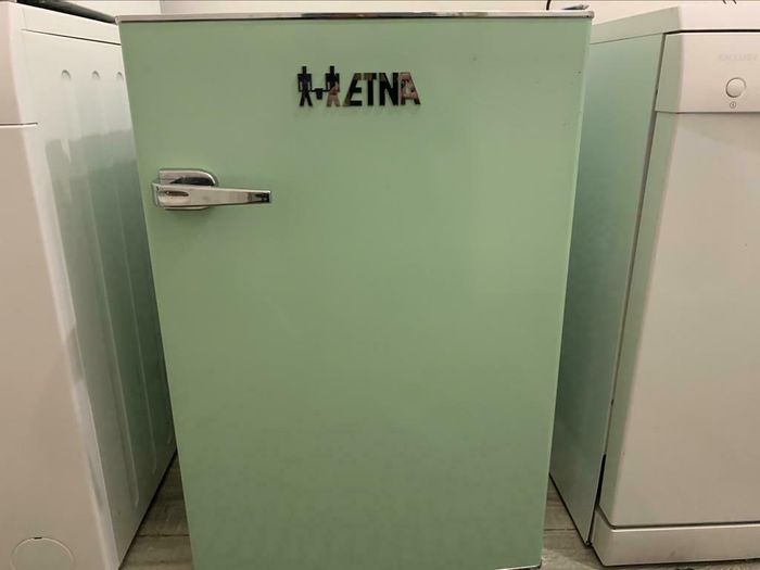 VERKOCHT!!!!

In nette staat prachtige prima werkende mooi en modern jong Retro Etna TafelModel Koelkast Klasse A+++.

Betreft een prachtige retro Etna Koelkast.

In nette staat.Foto´s spreken voor zich.

Wie op zoek is naar een nette,mooi en modern prima werkene Etna,dan is dit de perfecte koelkast.

In de ETNA KKV5055GRO tafelmodel koelkast bewaar je boodschappen terwijl je tegelijkertijd je keuken of eenkamerappartement opleukt.

De retro vormgeving en pastelgroene kleur maken de koelkast een blikvanger in elke ruimte.
Hoewel de koelkast er oud uitziet, heeft hij energieklasse A+++. Niks oud, maar hedendaags en goedkoop in gebruik; in totaal kost het tafelmodel gemiddeld € 20,- per jaar aan energiekosten. Voor de 2 in hoogte verstelbare plateaus zijn er 6 mogelijke plateauhoogtes. Je deelt de koelkast in zoals jij wil. 


Productbeschrijving:

De ETNA KKV5055GRO is een tafelmodel koelkast uit de retrolijn van ETNA. Moderne technieken in een retro jasje. Naast een uniek design hebben energiezuinigheid en gebruiksgemak voorop gestaan bij het ontwerp. Ondanks het compacte formaat heeft de koelkast een ruime inhoud van 123 Liter.

Voordelen van de ETNA KKV5055GRO tafelmodel frigo:

Deze koelkast heeft een minimale omgevingstemperatuur van 10 graden waardoor hij geschikt is voor een bijkeuken of geisoleerde schuur of garage

-Energiezuinig met label A++
-Automatische ontdooing van het koelgedeelte
-Voorzien van LED verlichting
-Zeer ruime inhoud van 123 Liter
-2 van de 3 plateaus zijn in hoogte verstelbaar

Gebruiksgemak:

De koelkast is voorzien van een grote lade voor al je groenten en fruit. Daarnaast zijn 2 van de 3 glazen legplateaus in hoogte verstelbaar zodat je de ruimte flexibel in kunt richten. Het koelgedeelte van de koelkast wordt automatisch ontdooid en voor goed zicht is de koelkast voorzien van LED verlichting.

Automatische ontdooing koelgedeelte:

Het ontdooien van het koelgedeelte gebeurd volledig automatisch. het dooiwater loopt via een afvoergootje weg waar het verdampt.

Energiezuige ijskast:

Met een verbruik van 0,24 kWh per 24 uur en energielabel A++ is deze koelkast zuinig.

Kenmerken ETNA KKV5055GRO tafelmodel ijskast:

• h x b x d 90 cm x 55,2 cm x 65,2 cm
• netto inhoud 123 liter
• verbruik per 24 uur 0,24 kWh
• aansluitwaarde 61 W
• geluidsniveau 42 dB(A)


Het betreft een nette,mooi en modern prima werkende jong Etna TafelModel Koelkast Klasse A+++.

Bezorgen en aansluiten is mogelijk.

Prijs 150 euro.