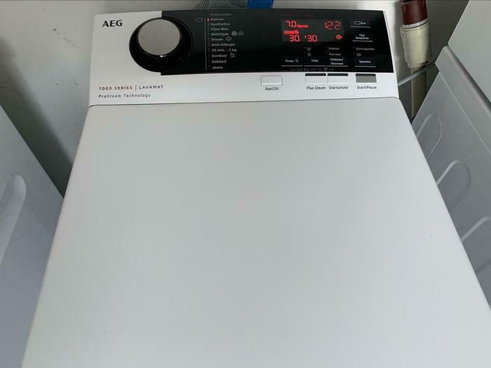 VERKOCHT!!!!



Nieuwprijs 748 Euro!

Nieuwste Model van AEG 7000 Series ProSteam Technology.


Deze nog zo goed als  Nieuw,Nieuwste Model amper gebruikte,mooi en modern zeer Luxe AEG 7000 Series ProSteam Technology L7TB73E Bovenlader 1300 Toeren(Koolborstelloze Motor) 7Kg Klasse A+++ wasmachine,wordt u aangeboden met garantie.Bezorgen en aansluiten is mogelijk.

Nieuwste Model amper gebruikte mooi en modern zeer Luxe AEG 7000 Series ProSteam Technology L7TB73E 1300 Toeren 7kg Klasse A+++ wasmachine.

Betreft Nieuwste Model amper gebruikte AEG 7000 Series.

Nieuwprijs 748 euro.

Is amper gebruikt.Door ons overgenomen van alleenstaande dame(89 jaar).Wasmachine is en draait als Nieuw.

In Absolute Perfecte(Nieuw)staat.Foto´s spreken voor zich.

Wie op zoek is naar een bijna Nieuw,Nieuwste Model amper gebruikte Luxe AEG,dan is dit de perfecte wasmachine.


Deze AEG L7TB73E bovenlader wasmachine met 1300 toeren motor (regelbaar) en een maximale belading van 7 kg heeft maar een klein plekje nodig waar die kan staan met een breedte van slechts 40 cm. De AEG L7TB73E is voorzien van een extra groot LED display met toets bediening. Je ziet in een oogopslag alle relevante informatie over het wasprogramma zoals programmastappen, temperatuur en snelheid in de LED aanduidingen. Met de ProSense-technologie wordt elke lading gewogen, om de cyclus op maat aan te passen. Deze wordt afgestemd op de minimale tijd die noodzakelijk is voor een complete reiniging. Hierdoor wordt slijtage beperkt en worden de kleuren van uw klassiekers beschermd. Ook zorgt deze machine voor minder strijkwerk, met de Pro-steam technologie kun je een wascyclus afronden met stoom om kreuken te verminderen en dat scheelt aanzienlijk in het strijken. Natuurlijk kun je deze technologie gebruiken om kleding op te frissen, dat scheelt weer een wasbeurt. Gemakkelijk nietwaar?

En het SoftOpeningssysteem zorgt, door één druk op de knop, ervoor dat het deksel langzaam en veilig opent. De rvs trommel komt na beëindiging van het programma altijd inde juiste positie tot stilstand. Een lampje geeft dat aan. Tevens beschikt het apparaat over diverse wasprogramma's waaronder Katoen, Synthetica, Fijne was, Wol, Stoom opfrissen, AntiAllergie, 20 Min. - 3 kg, New Outdoor, Dekens en Jeans Wat betreft de beveiliging is de L7TB73E ook goed uitgerust met een overloopbeveiliging met Aquacontrol en met een kinderbeveiliging zodat kleine vingertjes je instelling niet kunnen wijzigen.


Luxe Model met o.a.:

-Digitale LED Display
-Start Uitstel
-Anti-Allergie programma
-Stoom functie
-ProStema Technology
-Soft Openning
-ProSense
-7kg Trommel inhoud
-1300 Toeren
-Koolborstelloz Motor
-Stil en Zuinig
-Klasse A+++
-Volautomatisch
-Kort Programma´s
-Extra Kort Programma´s
-20 min programma
-Aqua Stop
-Aqua Control
-Aqua Sensor
-Eco
-Klasse A+++
-Voorwas
-Vlekken
-Inweken
-Licht Strijken
-Extra Spoelen
-Extra Water
-Spoel Stop
-Spoelen+
-enz.


PRORAMMA´S:

-Katoen
-Synthetica
-Wol
-Zijde
-Hand was
-Koud was
-Fijne was
-Stoom
-Anti-Allergie programma
-20 min programma
-Outdoor
-Dekbed
-Jeans
-Kort Programma´s
-Extra Kort Programma´s
-Voorwas
-Vlekken
-Inweken
-Licht Strijken
-Extra Spoelen
-Extra water
-Tijd Besparen
-Eco
-enz.


Het betreft een bijna Nieuw,Nieuwste Model prachtige amper gebruikte Luxe AEG 7000 Series L7TB73E Klasse A+++ 7kg 1300 Toeren wasmachine.

Wordt afgeleverd met garantie.

Bezorgen en aansluiten is mogelijk.

Prijs 350 euro.

