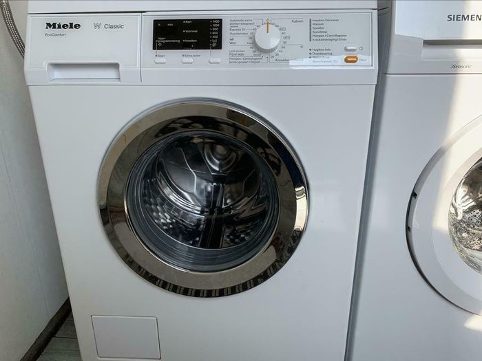 VERKOCHT!!!

In Absolute Perfecte(Nieuw)staat.

Betreft nog zo goed als Nieuw Jong  weinig(amper) gebruikte Miele W Classic Eco Comfort(Nieuw Type) 7Kg wasmachine.Door ons overgenomen van alleenstaande dame(94 jaar).

Deze prachtige nog zo goed als Nieuw(Nieuw Type) zeer Luxe,mooi en modern weinig(amper) gebruikte prima werkende jong  Miele W Classic Eco Comfort 7Kg(Nieuw Type) 1400 Toeren Klasse A+++ wasmachine,wordt u aangeboden met garantie.Bezorgen en aansluiten is mogelijk.

In werkelijk Nieuwstaat,Nieuw Type prachtige prima werkende mooi en modern Jong zeer Luxe weinig gebruikte  Miele W Classic Eco Comfort  1400 Toeren 7Kg(Nieuw Type) Klasse A+++ wasmachine.

Betreft een zo goed als Nieuw,Nieuw Type Luxe,mooi en modern prachtige prima werkende Miele W Classic Eco Comfort.

Miele is zeer weinig(amper) gebruikt.Door ons overgenomen van alleenstaande dame(94 jaar) die deze nog zo goed als Nieuw Miele weinig heeft gebruikt.Machine is nog gewoon Nieuw.

In Absolute Perfecte(Nieuw) staat.Foto´s spreken voor zich.

Wie op zoek is naar een zo goed als Nieuw Jong,weinig gebruikte ,Luxe,mooi en modern prachtige prima werkende Miele,dan is dit de perfecte wasmachine.

Klasse A+++

Express 20 min programma

SoftCare System

SoftCare Trommel-Minder slijtage aan uw kleding,sneller en zuiniger.

Kort Programma´s

WaterProof-System


Zeer Luxe Model met o.a.:

-Digitale Multi Display
-Start Uitstel(voor de nacht stroom)
-Grote Vulopening
-7Kg Trommel Inhoud
-SoftCare Trommel
-WaterProof System
-1400 Toeren
-Stil
-Onbalans correctie techniek
-Schuim herkenning techniek
-Kort Programma´s
-Extra Spoelen
-Extra water
-Spoel Stop
-Intensief Extra
-Donkere wasgoed 
-Vlekken
-Express 20 min programma
-Voorwas
-Inweken
-Licht Strijken
-Extra Water
-Volautomatisch
-Eco
-Klasse A+++
-Led indicatie programma´s
-enz....


PROGRAMMA´S:

-Witte was
-Kreukherstellend
-Fijne was
-Wol
-Licht Strijken
-Overhemden
-Automatic Extra
-Licht Strijken
-Express 20 min programma
-Donkere wasgoed
-Jeans
-Automatic Extra 
-Jeans
-Donkere wasgoed
-Intensief Extra
-Extra Spoelen
-Stijven
-Voorwas
-Vlekken
-Inweken
-Lict Strijken
-Extra water
-Eco
-enz...

Het betreft een zo goed als Nieuw,Nieuw Type Luxe,mooi en modern prachtige prima werkende Miele SoftCare System 1400 Toeren 7Kg Klasse A+++ wasmachine.

Wordt afgeleverd met garantie.

Bezorgen en aansluiten is mogelijk.

prijs 350 euro.


